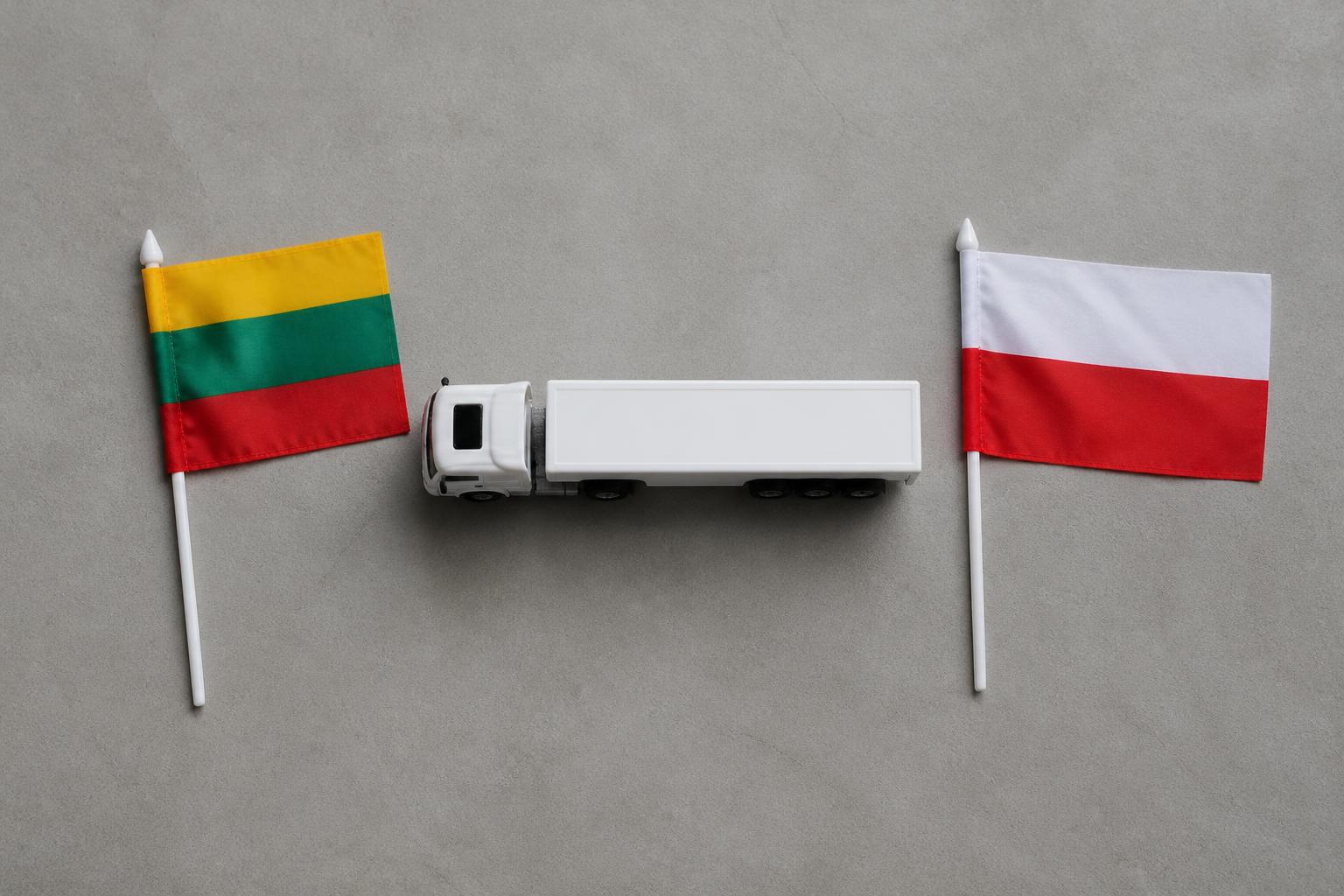Tolimųjų reisų vilkikas stovi prie sienos perėjimo punkto pastato su muitinės iškaba