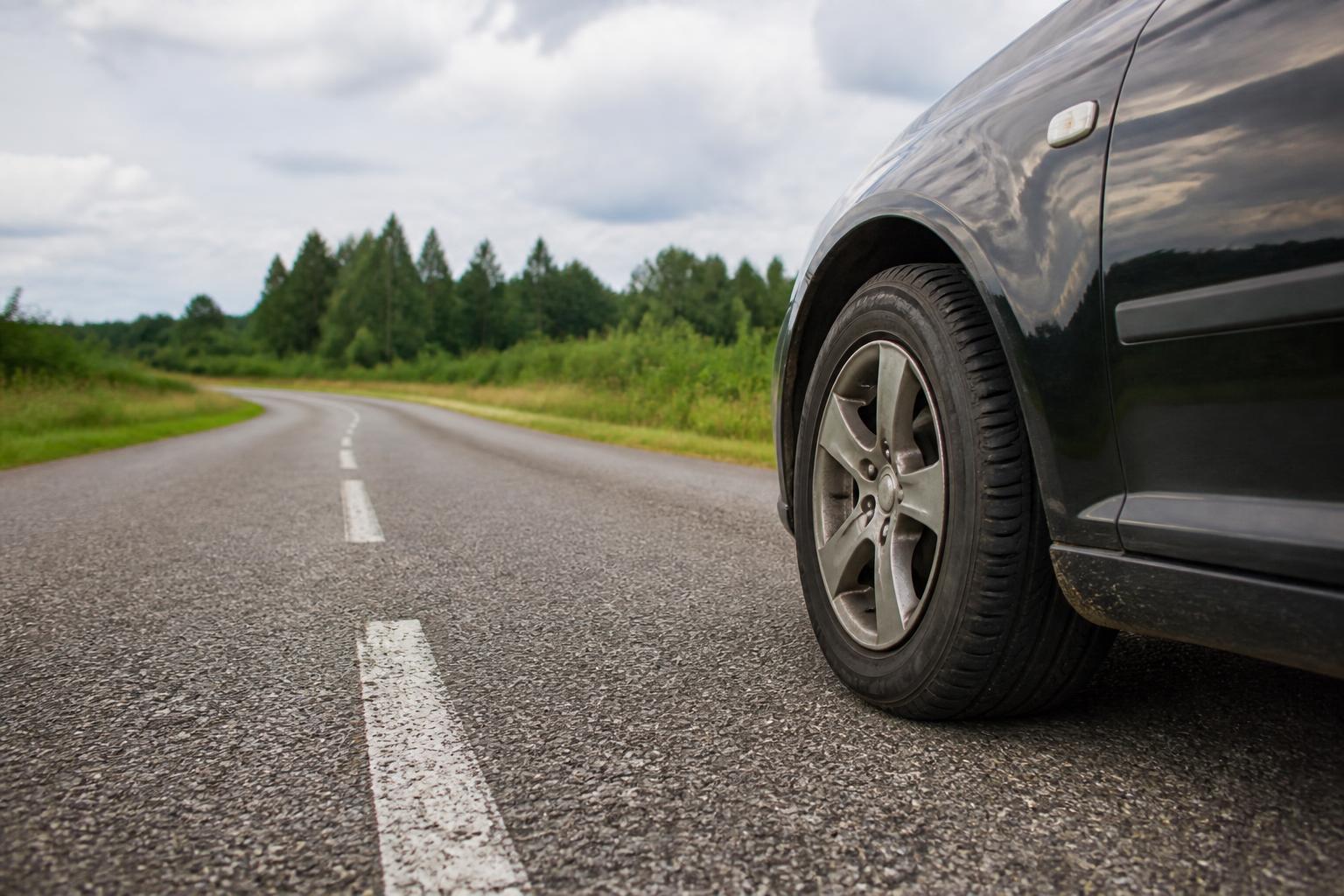 Automobilio ratas su matavimo įranga autoservise atliekant ratų suvedimą